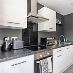 Bright 1 Bedroom Flat In Salford With Parking Available *