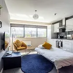 Bright 1 Bedroom Flat In Salford With Parking Available * Manchester