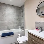Apartmán Bright 1 Bedroom Flat In Salford With Parking Available *