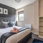 Bright 1 Bedroom Flat In Salford With Parking Available * Manchester