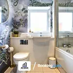 3 Bedroom By Nyos Short Lets & Serviced With Garden *