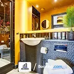 3 Bedroom By Nyos Short Lets & Serviced With Garden Tatil Evi