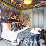 3 Bedroom By Nyos Short Lets & Serviced With Garden Tatil Evi *