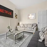 Modern 4br In M11, Close To Etihad Stadium Sleeps 11 Holiday home Manchester