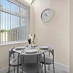 Modern 4br In M11, Close To Etihad Stadium Sleeps 11 Holiday home *