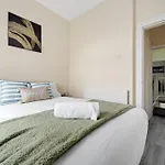 Modern 4br In M11, Close To Etihad Stadium Sleeps 11 Holiday home *