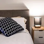 Classy 2-br, 3-bath Sleeps 5, High Speed Unlimited Wifi Daire *