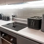 Classy 2-br, 3-bath Sleeps 5, High Speed Unlimited Wifi *