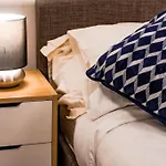 Classy 2-br, 3-bath Sleeps 5, High Speed Unlimited Wifi