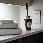 Daire Classy 2-br, 3-bath Sleeps 5, High Speed Unlimited Wifi *