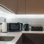 Classy 2-br, 3-bath Sleeps 5, High Speed Unlimited Wifi