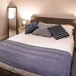 Daire Classy 2-br, 3-bath Sleeps 5, High Speed Unlimited Wifi Manchester