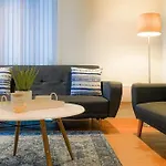 Classy 2-br, 3-bath Sleeps 5, High Speed Unlimited Wifi Daire