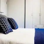 Classy 2-br, 3-bath Sleeps 5, High Speed Unlimited Wifi Daire