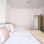 Big New House - 5bdr Near Manchester