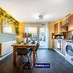 Apartmán Cosy 4-bed House L Garden L Free Parking L Wifi L Specious L Hosted By The Cosy Corner Nationwide Manchester