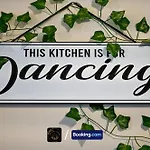 Cosy 4-bed House L Garden L Free Parking L Wifi L Specious L Hosted By The Cosy Corner Nationwide *