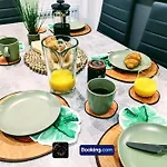 Cosy Corner: 4-bedroom Serviced House With Free Parking