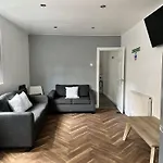 Daisybank Co-living - Private Self-cater Prázdninový dům *