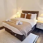 Stunning Luxury Spacious - 5 Bedrooms - Rest & Recharge In Casa de Férias Manchester