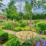 Garden In Hidden Oasis, - Pass The Keys מנצ'סטר