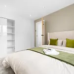 Entire Modern & Spacious 3bdr In Right Next To Coop Live & Ethiad * Manchester