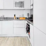 Luxury 2-Bed Apartment In Salford Quays 10 Min To Manchester & Mediacity *