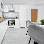 Luxury 2-Bed Apartment In Salford Quays 10 Min To Manchester & Mediacity * Manchester