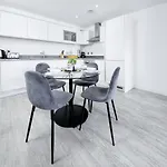 Luxury 2-Bed Apartment In Salford Quays 10 Min To Manchester & Mediacity *