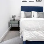 Luxury 2-Bed Apartment In Salford Quays 10 Min To Manchester & Mediacity * Manchester