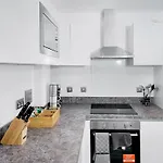 Luxury 2-Bed Apartment In Salford Quays 10 Min To Manchester & Mediacity