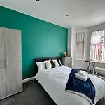 Daisybank Co-living - Private Self-cater * Manchester