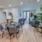 4 Bed Townhouse Piccadilly Free Parking Manchester