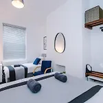Modern 3br House In Manchester, Ideal For Groups, Free Parking - Sleeps 8 Holiday home Manchester
