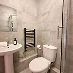 2 Bed Centre Flat Free Parking * Manchester