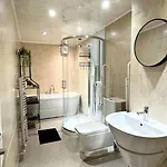 7 Guests House Old Trafford,media City,city Centre, Free Parking Ferienhaus *