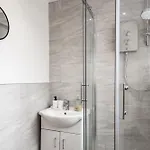Sophisticated & Stylish Flat Near Airport - Sleeps 9 Manchester