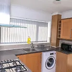 3 Bedroom House With En-suite Free Wifi And Parking Manchester