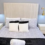 3 Bedroom House With En-suite Free Wifi And Parking * Manchester