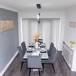 3 Bedroom House With En-suite Free Wifi And Parking *
