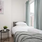 Vibrant & Spacious 3br House, Near & Salford Quays, Free Parking مانشستر