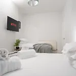 Vibrant & Spacious 3br House, Near & Salford Quays, Free Parking *