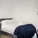 شقة Vibrant & Spacious 3br House, Near & Salford Quays, Free Parking *