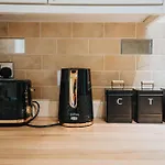 Vibrant & Spacious 3br House, Near & Salford Quays, Free Parking شقة مانشستر