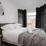 Vibrant & Spacious 3br House, Near & Salford Quays, Free Parking *