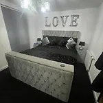 Luxury Modern Town House, Centre, Free Secured Parking Holiday home *
