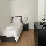 Luxury Modern Town House, Centre, Free Secured Parking *
