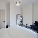 Sleeps6- Parking- Media Uk- Longstay Discount Manchester