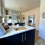 Hébergement de vacances Stylish 3-bed In Prestwich With Free Parking Manchester