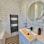 Stylish 3-bed In Prestwich With Free Parking *